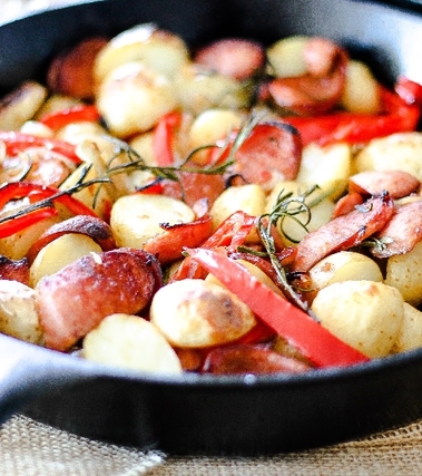 Salsiccia al forno con patate e peperoni
