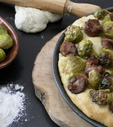 Pizza cavolini di bruxelles e salsiccia