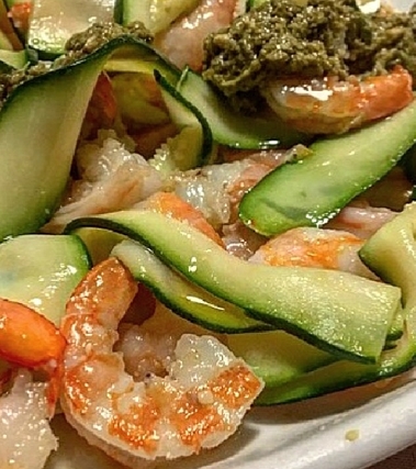 Insalata di gamberi e zucchine al pesto