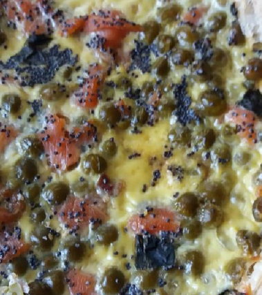 Torta salata con piselli e salmone