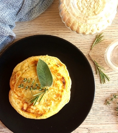 Pancakes di ceci alle erbe aromatiche