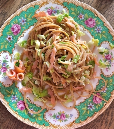 Spaghetti quadrati al salmone, cavolini e castagne
