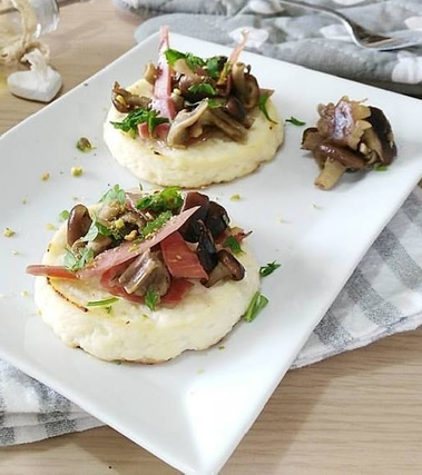 Ricotta al forno con pioppini e speck croccante