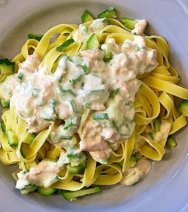 Tagliatelle alla crema di salmone e zucchine