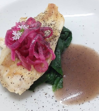 Galletto a bassa temperatura con cipolle marinate