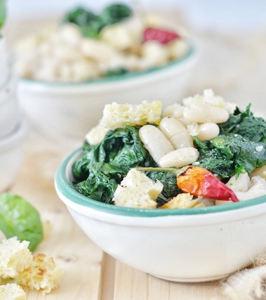 Insalata tiepida di spinaci e fagioli con pane