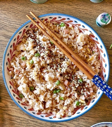 Riso integrale alla cantonese con porri