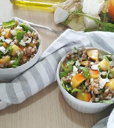 Grano saraceno, cachi mela e sbriciolata di feta