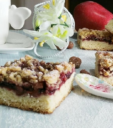 Sbriciolata di marmellata, mele e nocciole