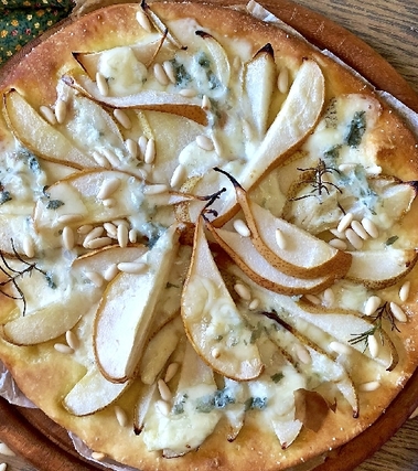 Focaccia alle pere, gorgonzola e pinoli