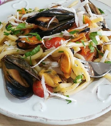 Pici con cozze e cocco fresco