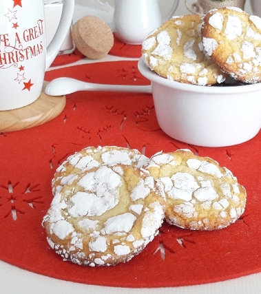 Crinkle white chocolate cookies