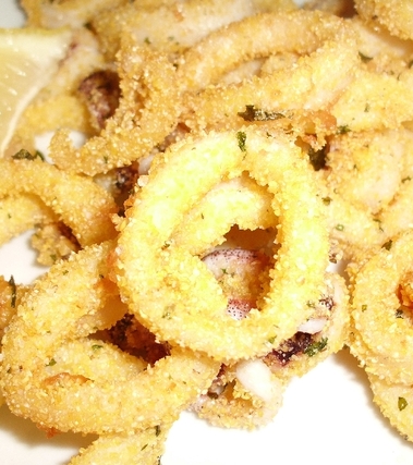 Calamari fritti con farina di mais ed erbe aromati