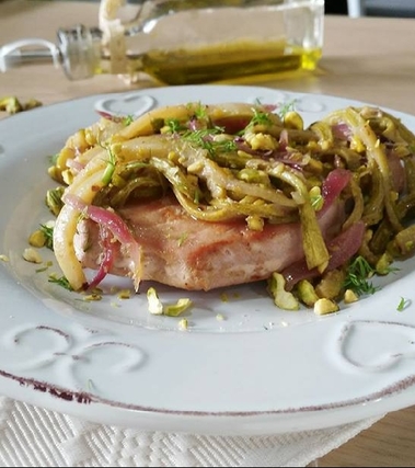 Tonno con zucchine e cipolle caramellate
