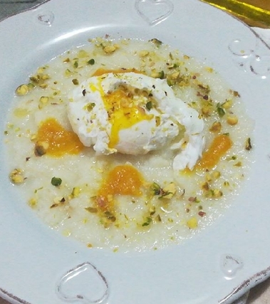 Uovo in camicia su vellutata di cavolfiore