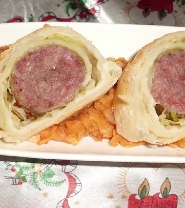 Cotechino in sfoglia su letto di lenticchie rosse