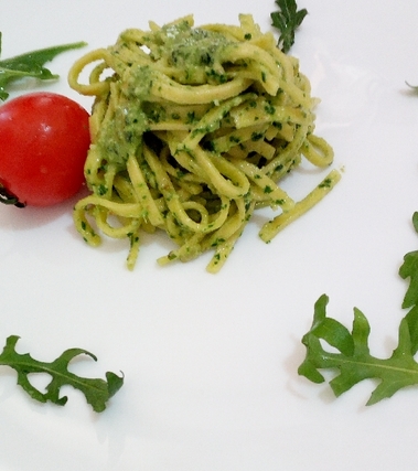Tagliolini con salsa di rucola e noci