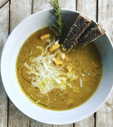 Zuppa di zucca con lenticchie e rosmarino