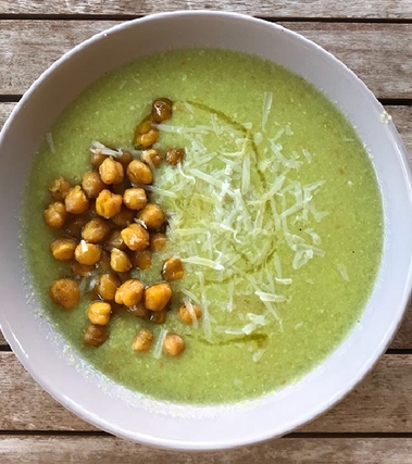 Vellutata di broccolo romano con ceci croccanti