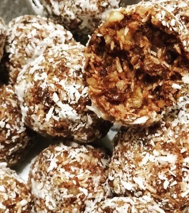 Praline ai datteri con frutta secca e cocco