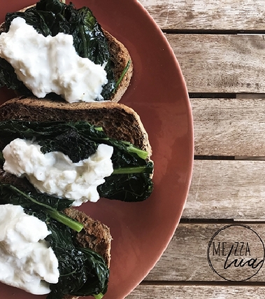 Crostini integrali con cavolo nero e burrata