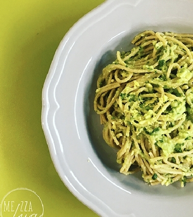 Spaghetti integrali con avocado e basilico