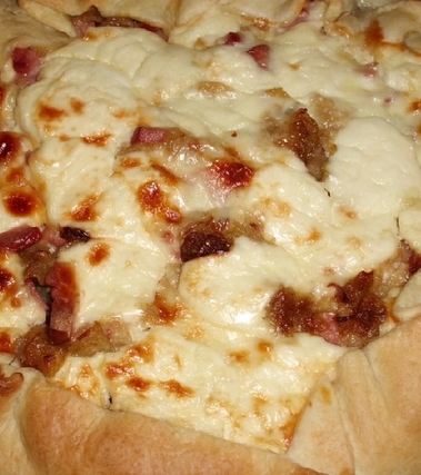 Torta salata wurstel e stracchino