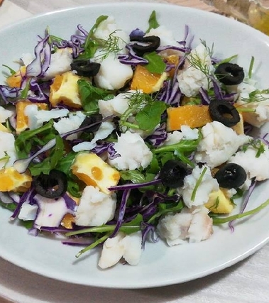 Merluzzo con julienne di cavolo rosso e arancia