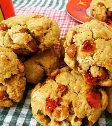 Biscotti all'avena con nocciole e uvetta