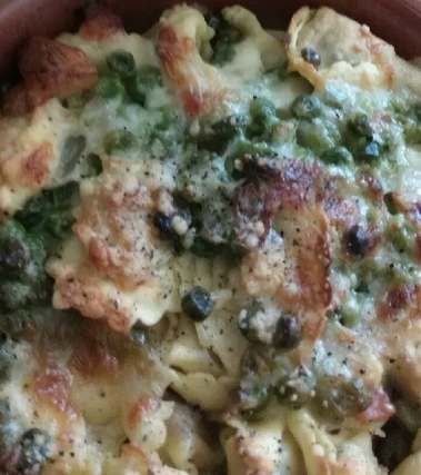 Tortellini al forno con prosciutto e piselli