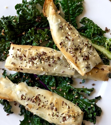 Pesciolini di pastafillo, sgombro, olive e kale