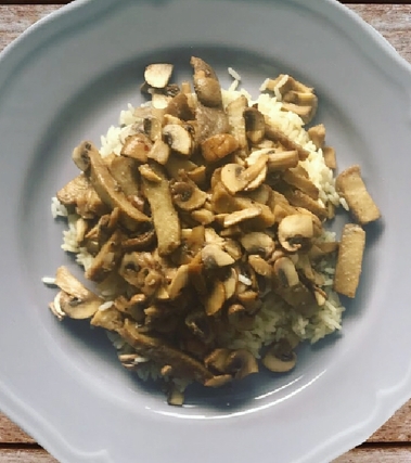 Seitan in padella con funghi e limone