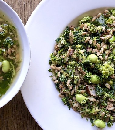 Minestra di farro con broccoli, edamame e funghi