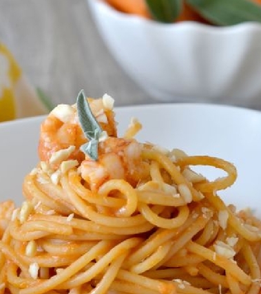 Spaghetti crema di zucca gamberi e mandorle