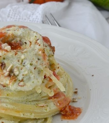 Spaghetti con crema di ricotta avocado e mandorle