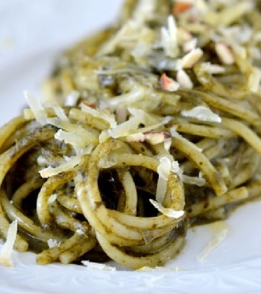 Spaghettoni con cavolo nero mandorle caciocavallo