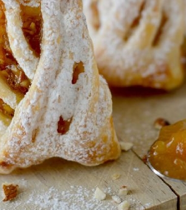 Sfogliatine con confettura di albicocche
