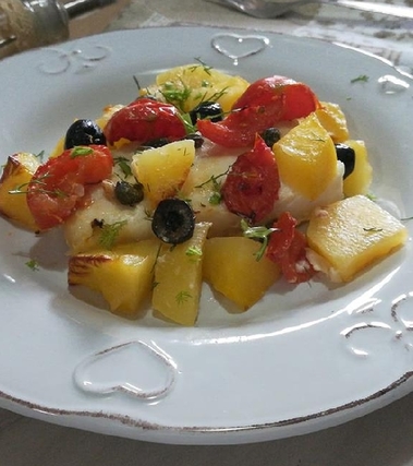Merluzzo al forno con patate e pomodorini