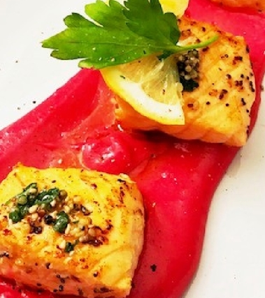 Filetto di salmone su purè di patate barbabietola