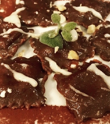 Ravioli al cacao ripieni di zola e mascarpone