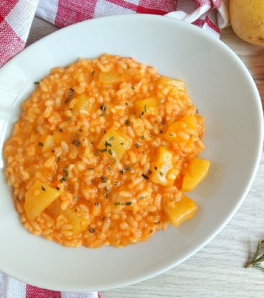 Risotto con pomodoro patate e rosmarino