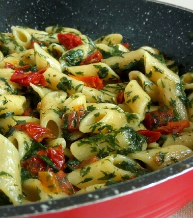 Pasta con foglie di carota e pomodori secchi