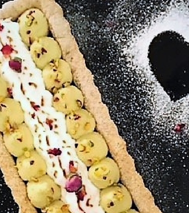 Crostata ai petali di rosa pistacchio e meringa