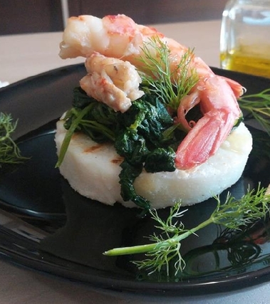 Gamberoni su medaglioni di polenta bianco perla