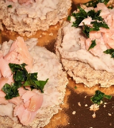 Crostino integrale con crema di fagioli e trota