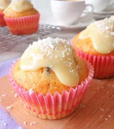 Muffin al cocco con cioccolato bianco e mirtilli