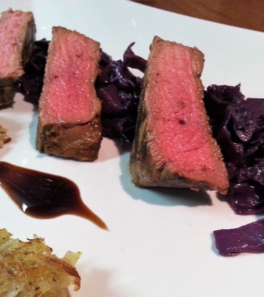 Tagliata di manzo con cavolo rosso e rosti