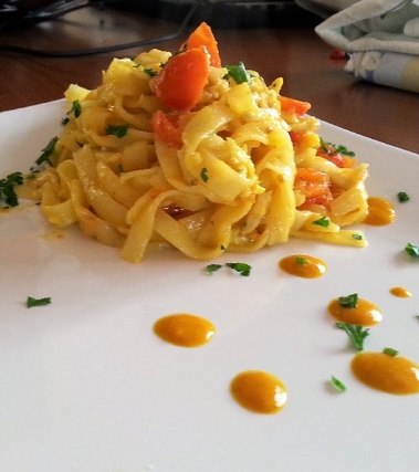 Tagliatelle con neonato e salsa alla curcuma