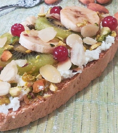 Pane tostato con ricotta e frutta
