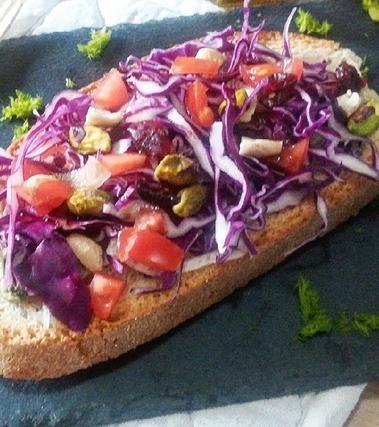 Bruschetta di cavolo rosso e frutta secca